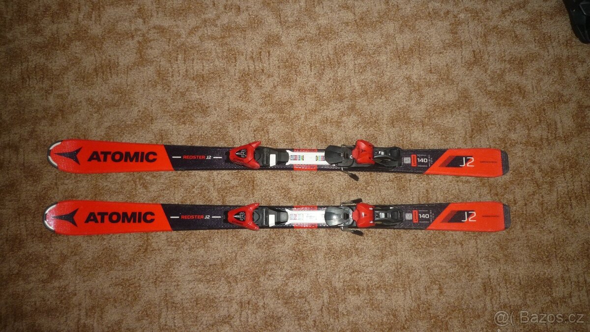 Dětské sjezdové (carvingové) lyže + hůlky + lyžáky