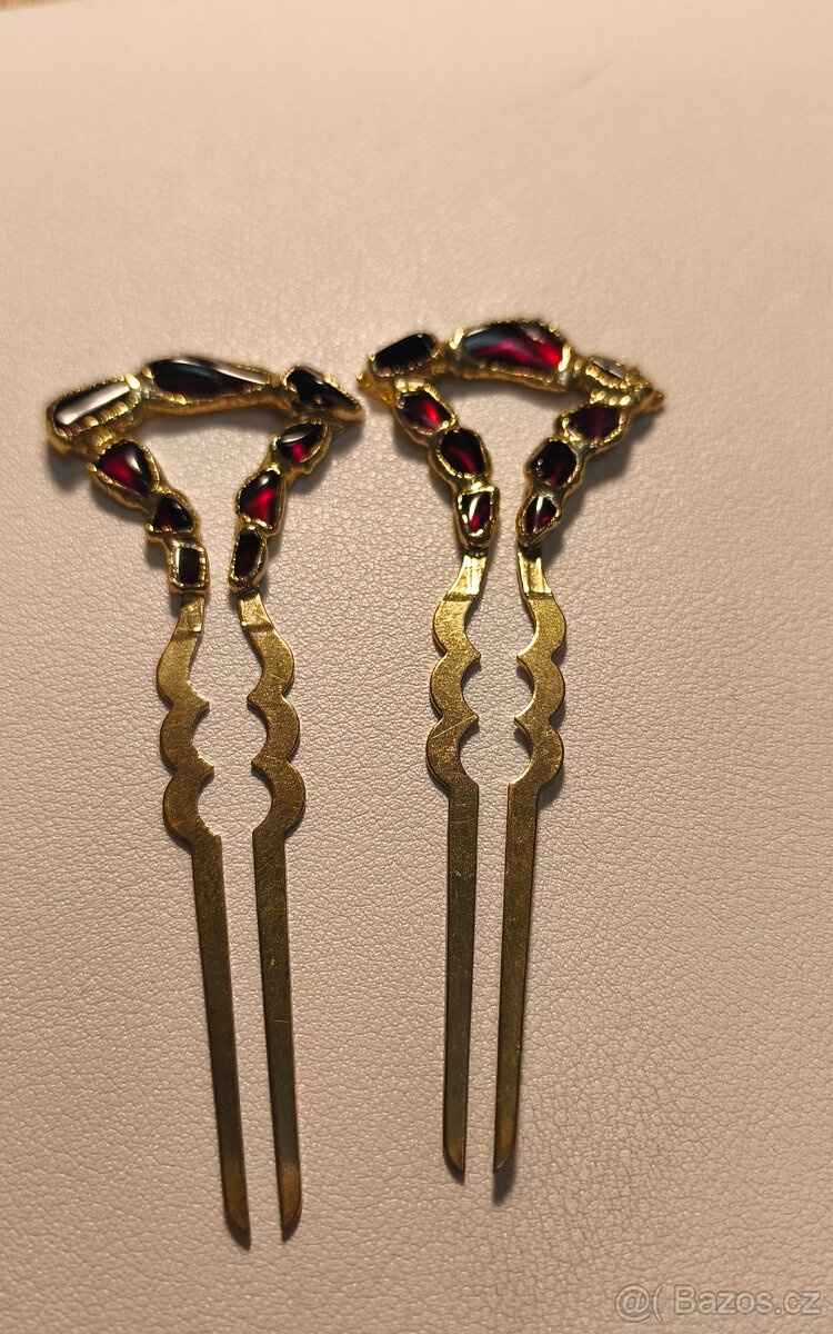 Jehlice do vlasů s granáty.