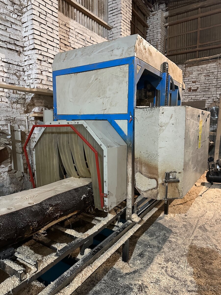 Dvoukotoučová uhlová pila