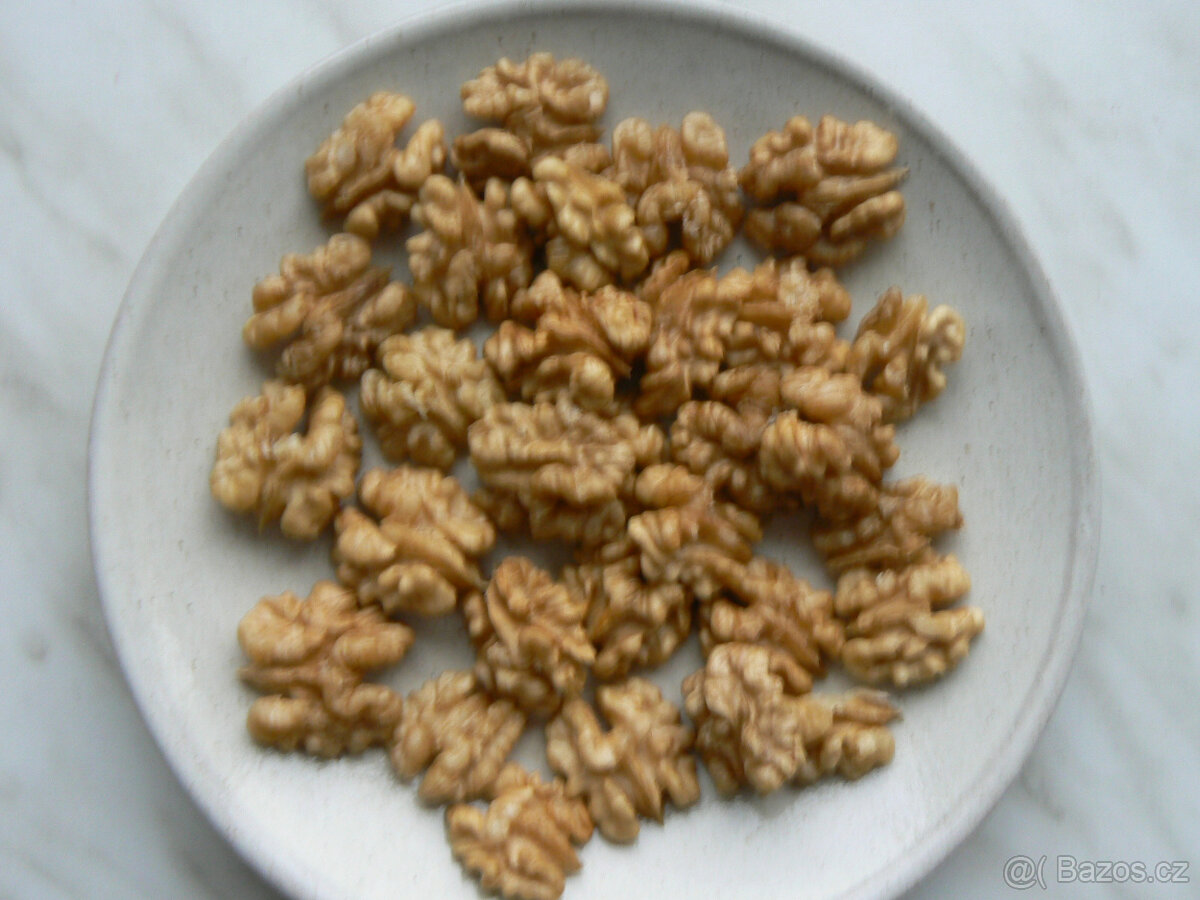Loupané vlašské ořechy - - viz text