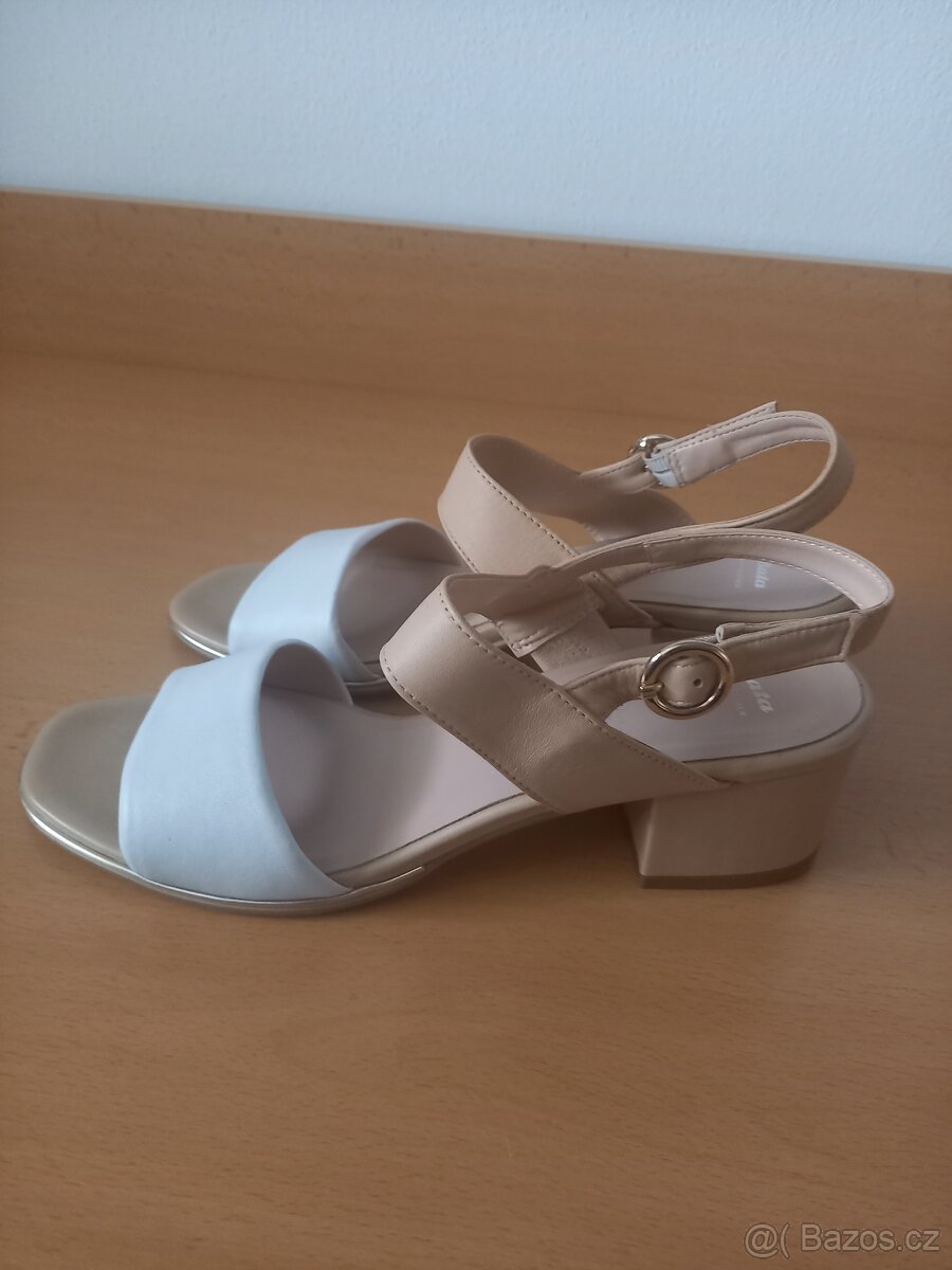 sandále