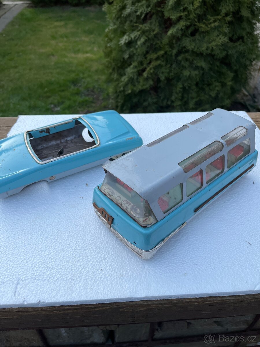 Retro plechový autobus Omnia