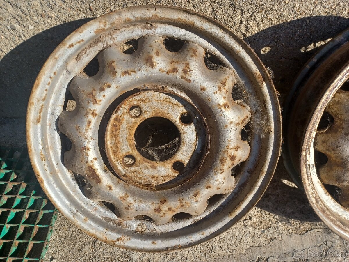 Kola plechace veteran traktor