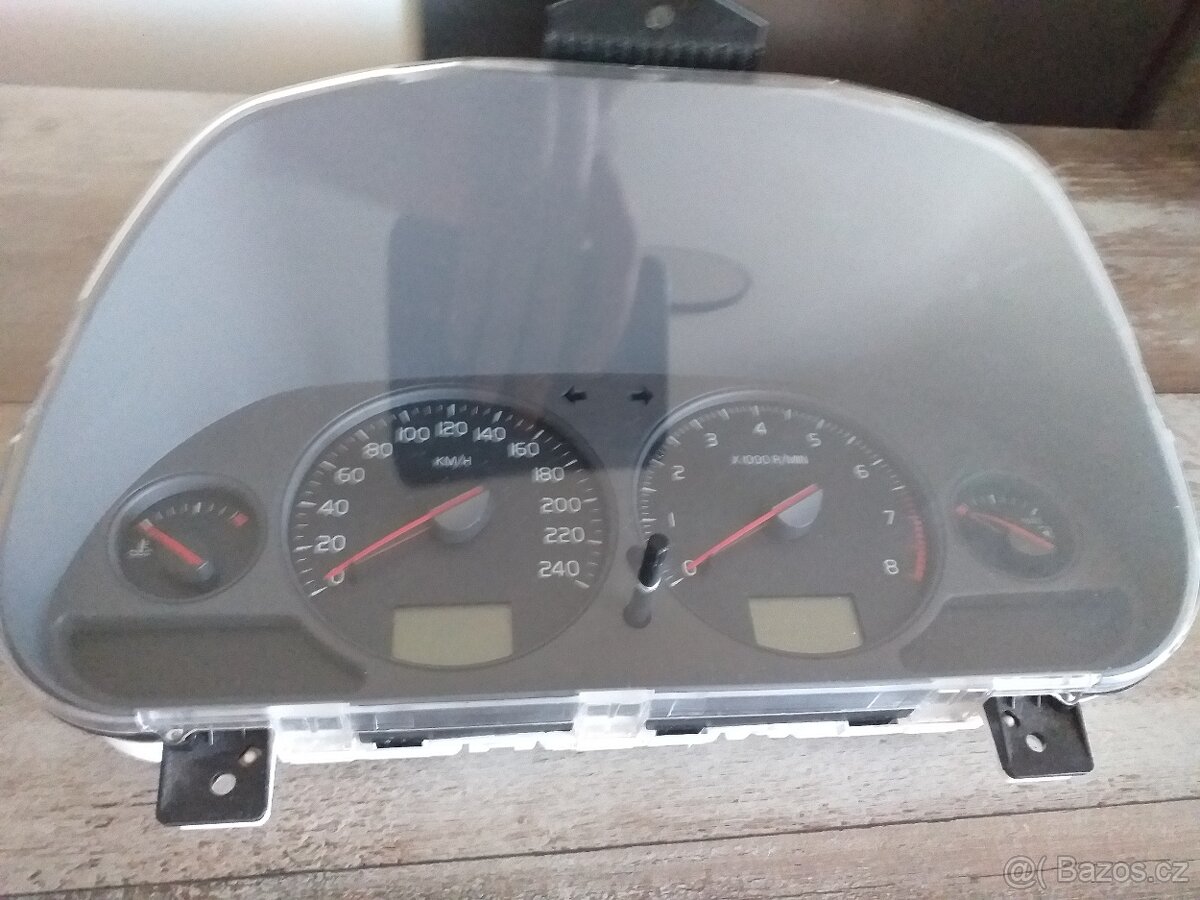 Budíky a kola r17 na Volvo V40 mk1