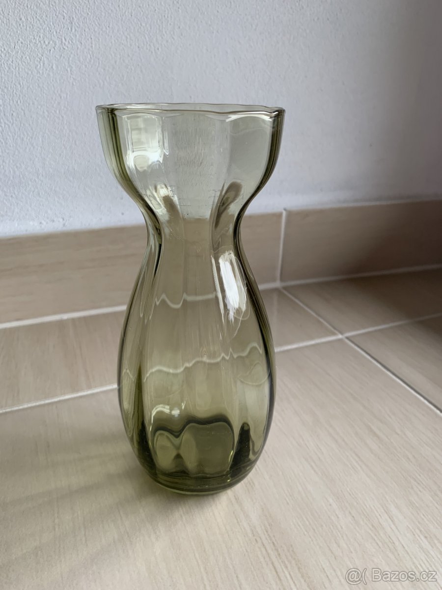 Skleněná vázička