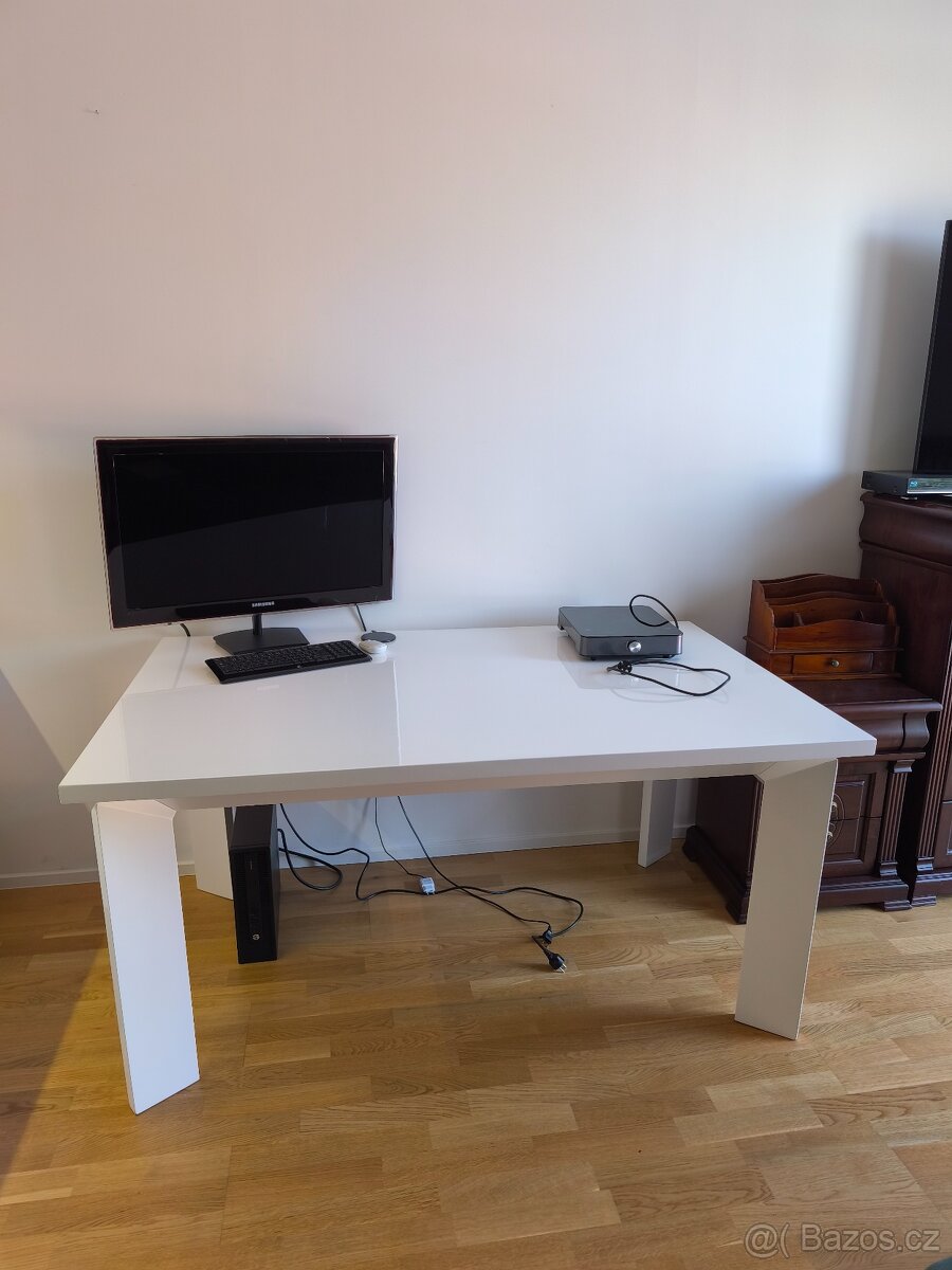 Lakovaný pracovní/jídelní stůl