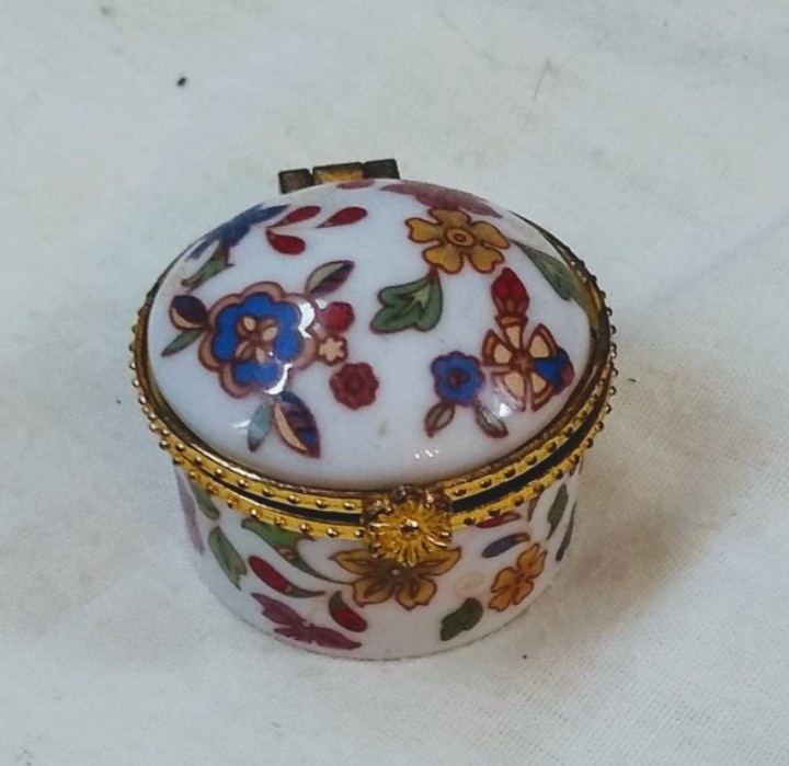 KOUPÍM PORCELÁNOVOU KRABIČKU