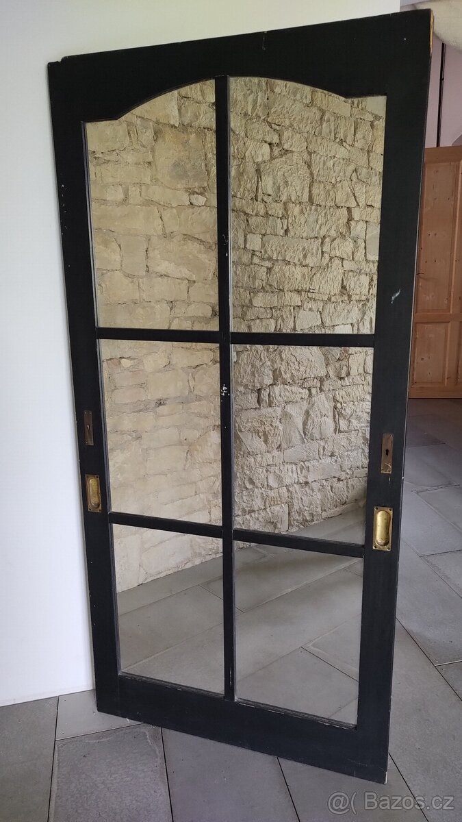 Starší dveře/zrcadlo na renovaci (na umělecké focení)