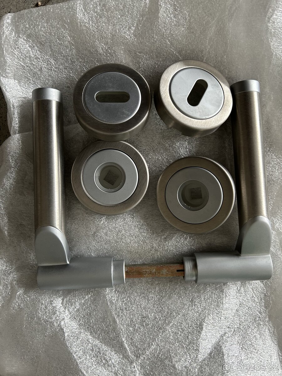 Nové kování vnitřních dveří