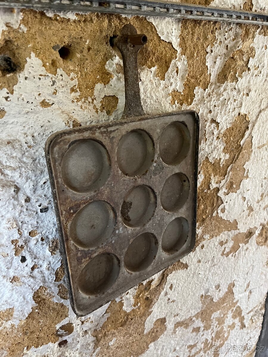 Starožitná litinová forma na lívance