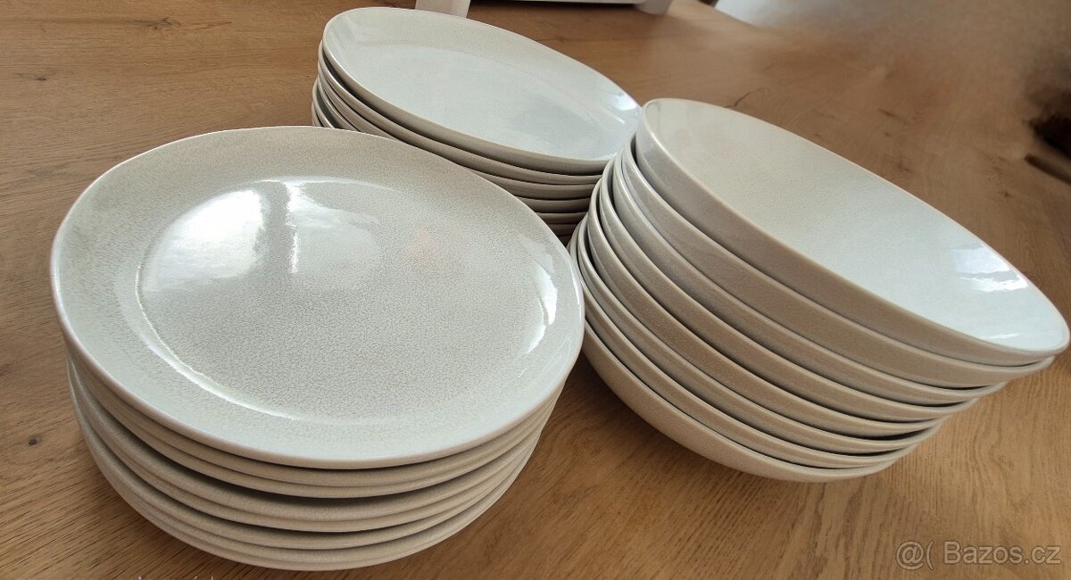 Sada talířů, nádobí