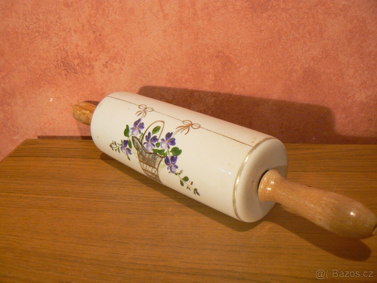 keramický váleček-fialky
