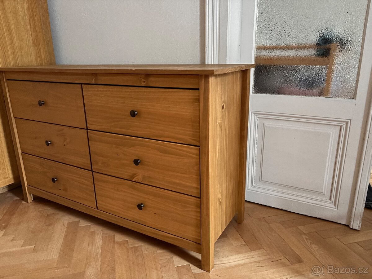 Dřevěná komoda z masivu