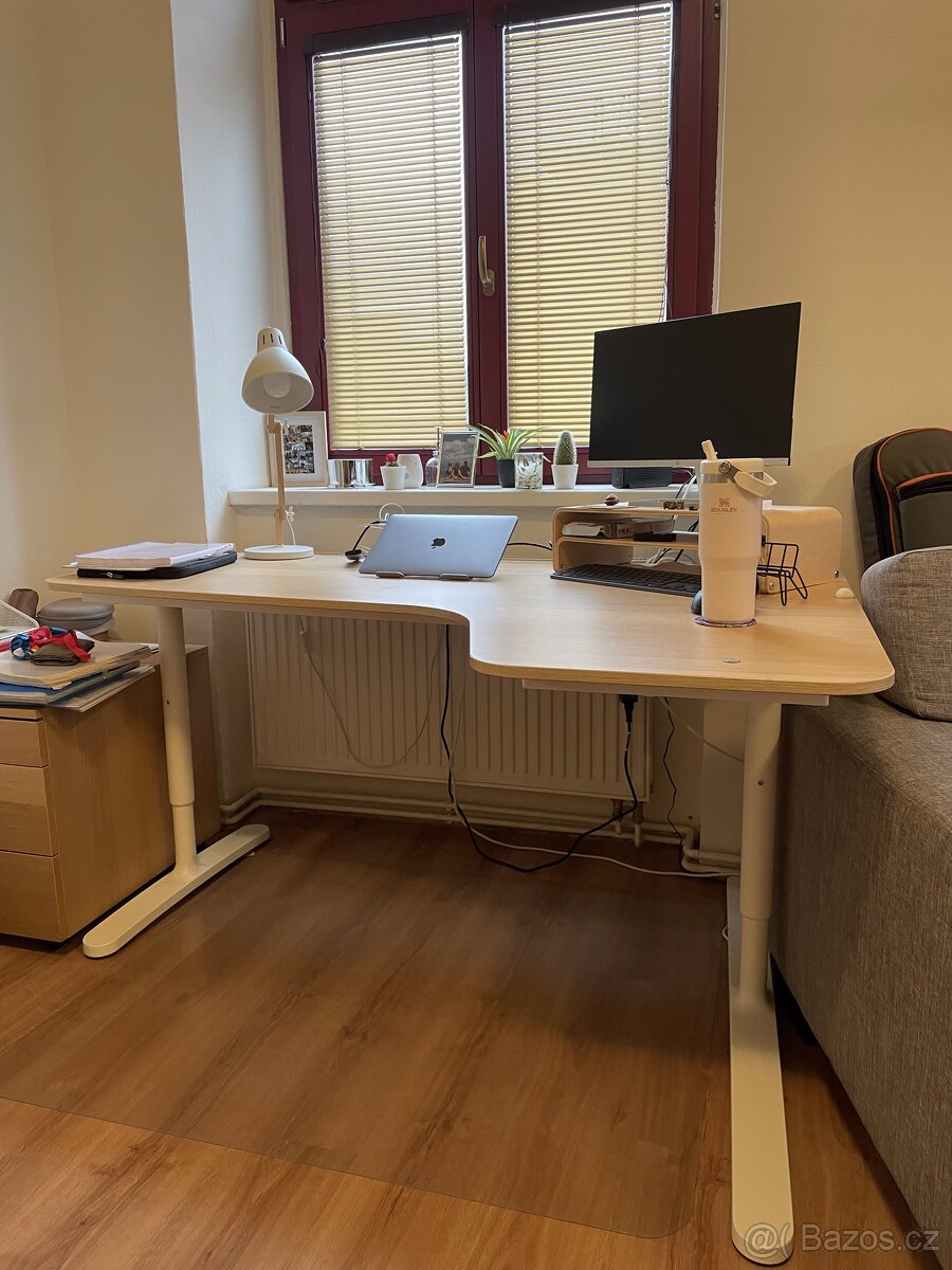 Rohový psací stůl BEKANT