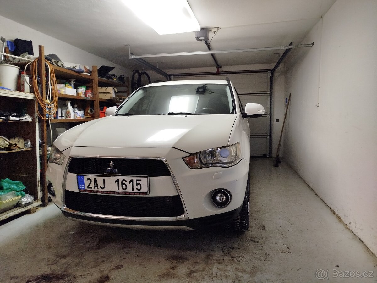 Mitsubishi Outlander 2.3 ,4x4 manuál 7 míst .r.v 2011 ,