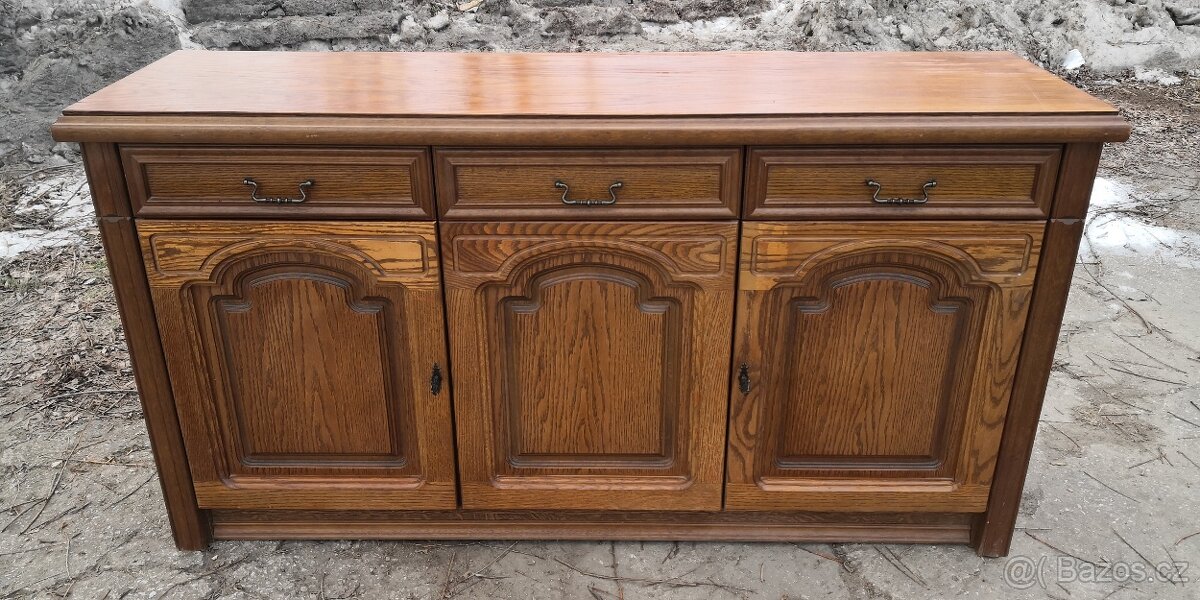 Rustikální masivní komoda
