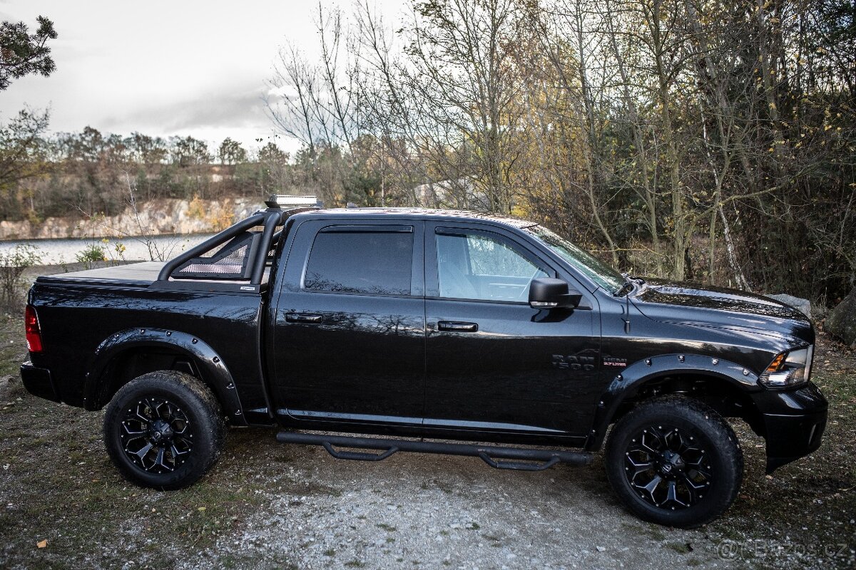 DODGE RAM 1500 5,7 HEMI BIG HORN - BLACK