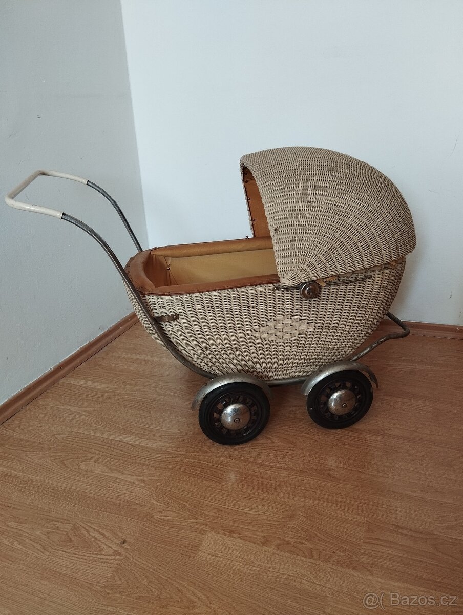 Retro proutěný kočárek pro panenky Liberta