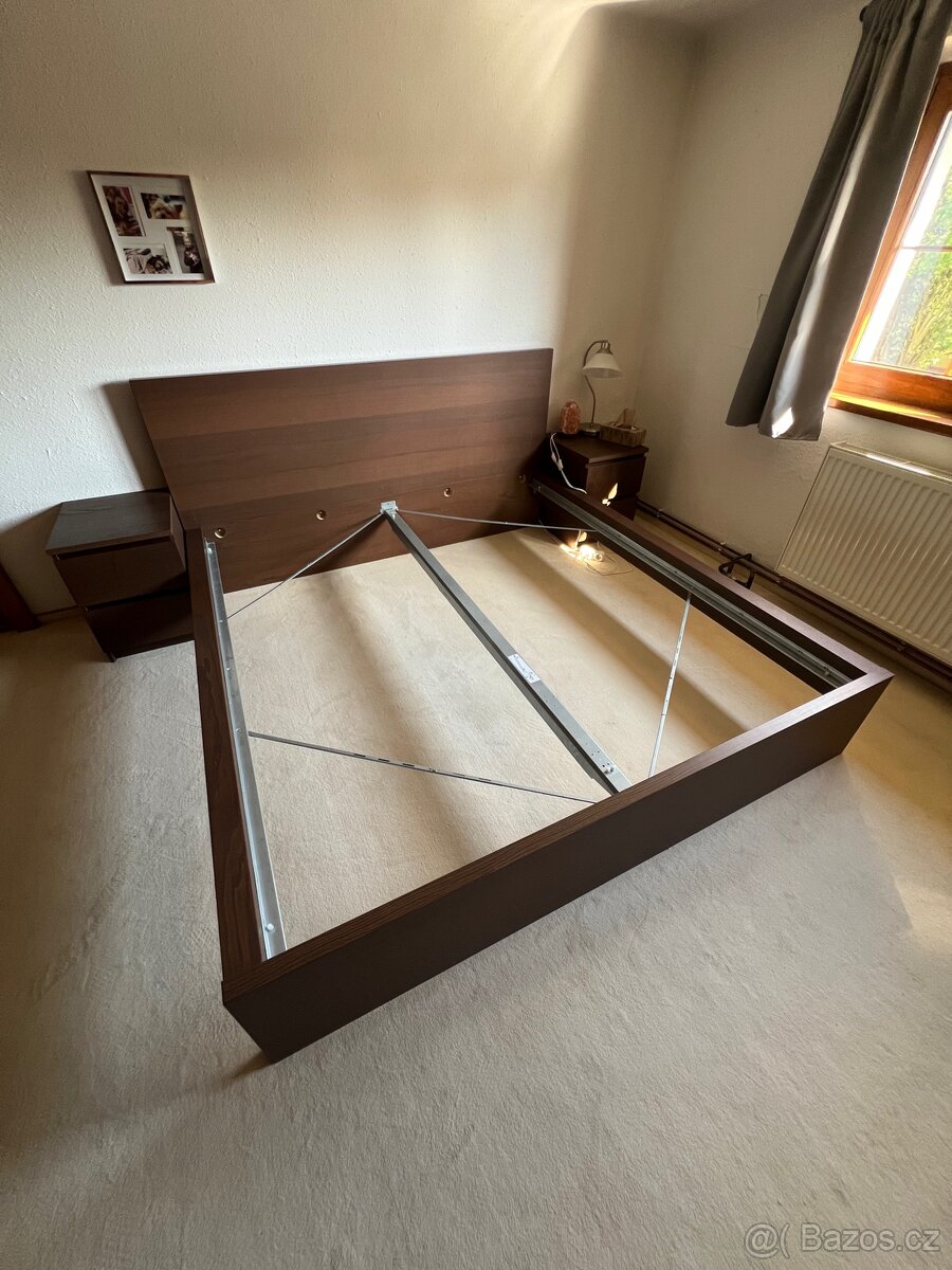Postel IKEA MALM 180x200cm včetně dvou nočních stolků