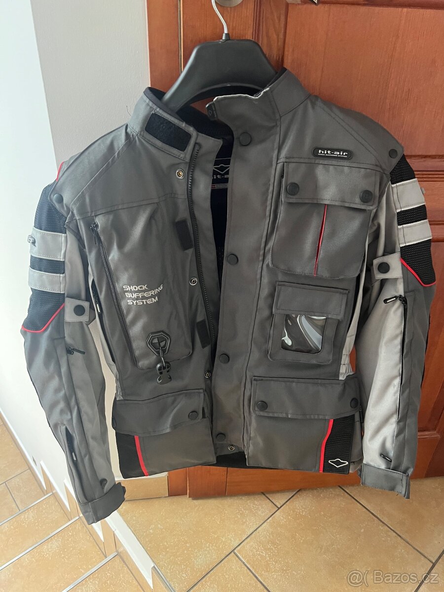 Bunda kalhoty boty rukavice a helma na moto dámské