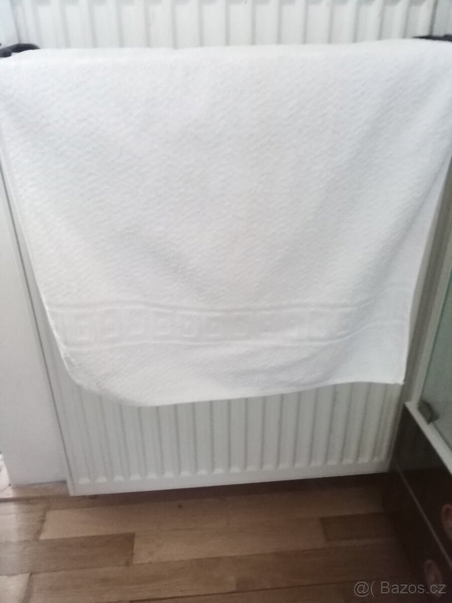 Bílé froté ručníky
