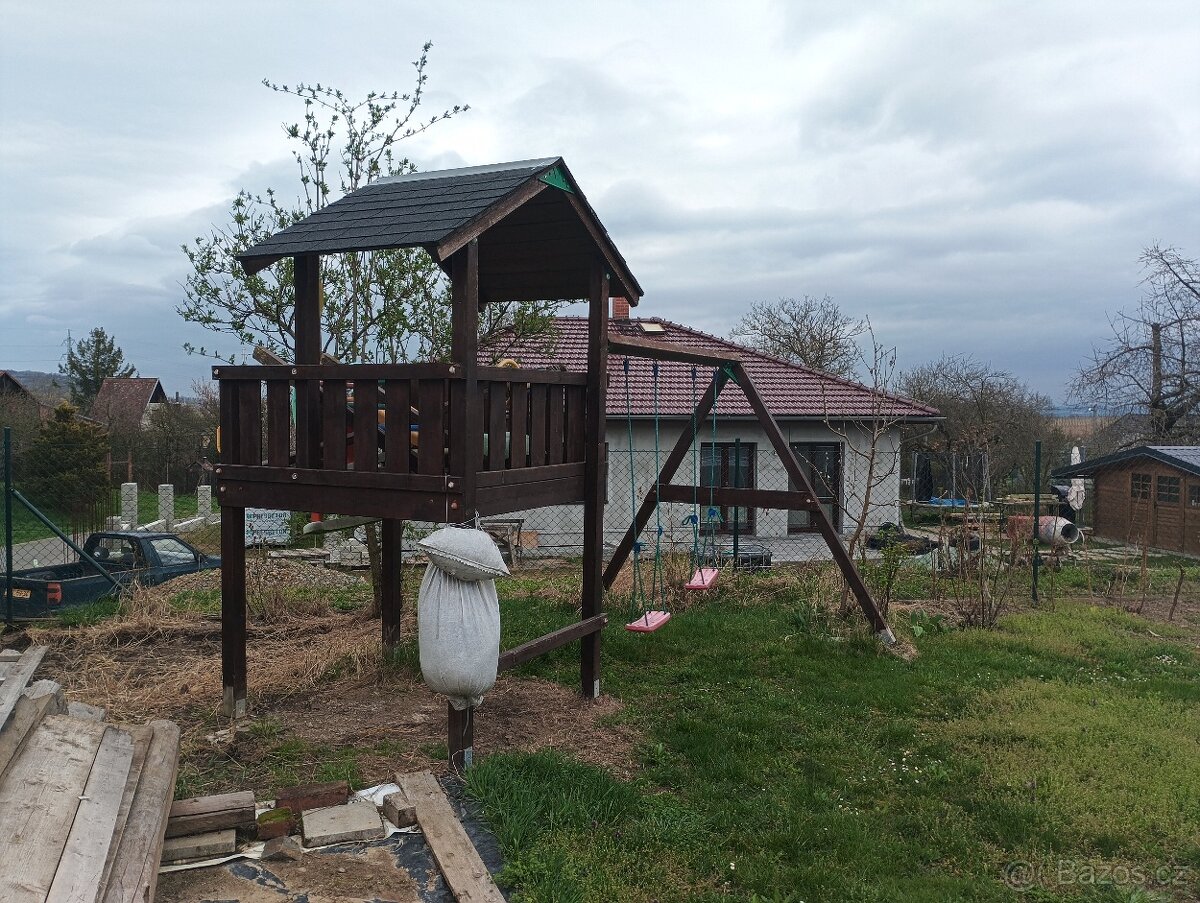 Dětský zahradní domek, houpačka