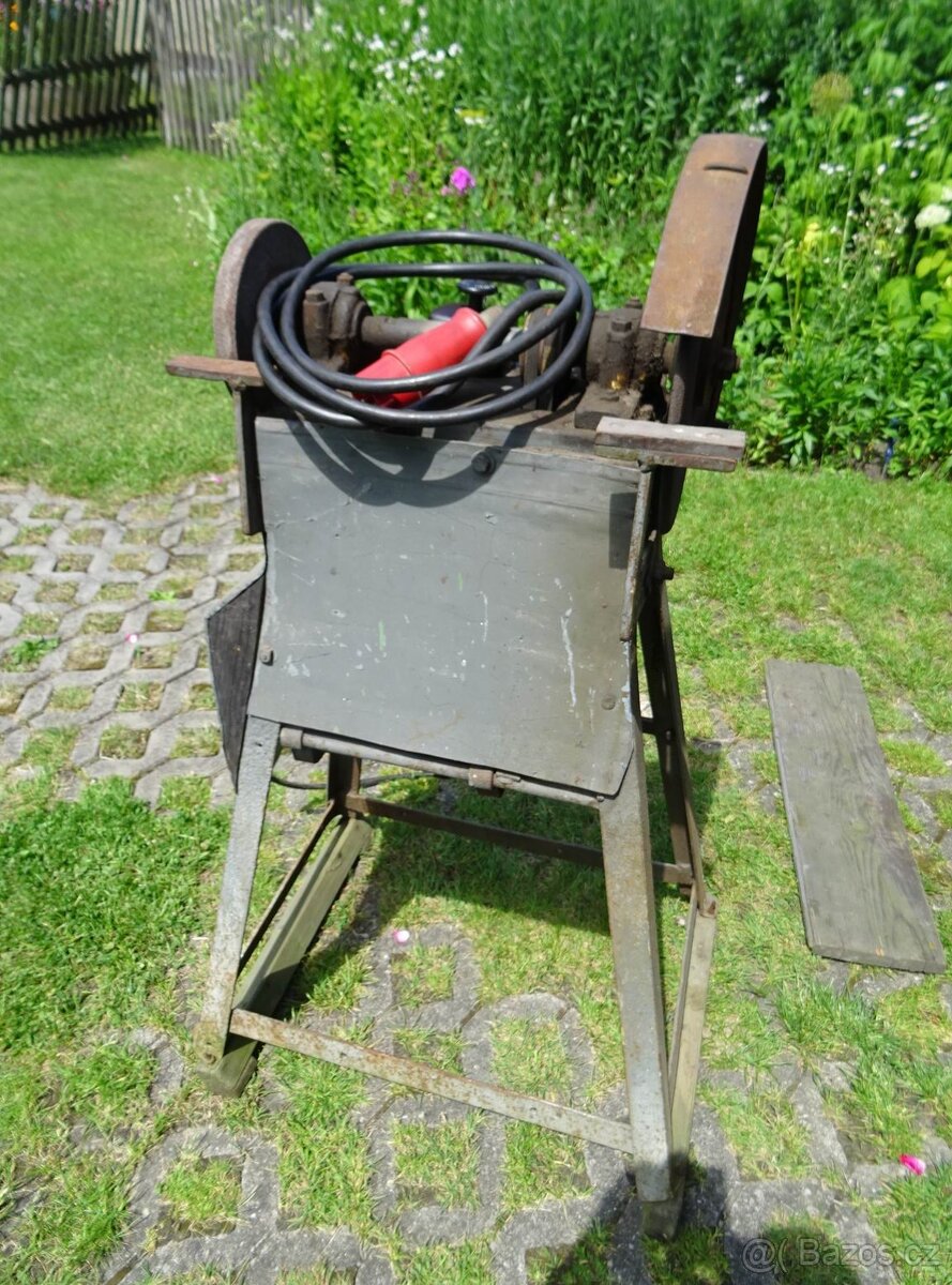 Stará dvoukotoučova bruska na kov .