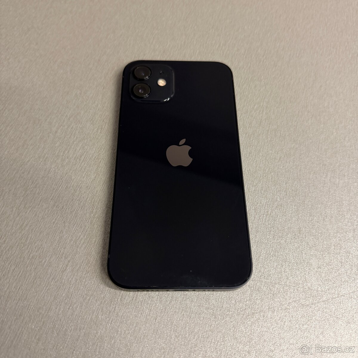 iPhone 12 64GB černý, pěkný stav, 12 měsíců záruka