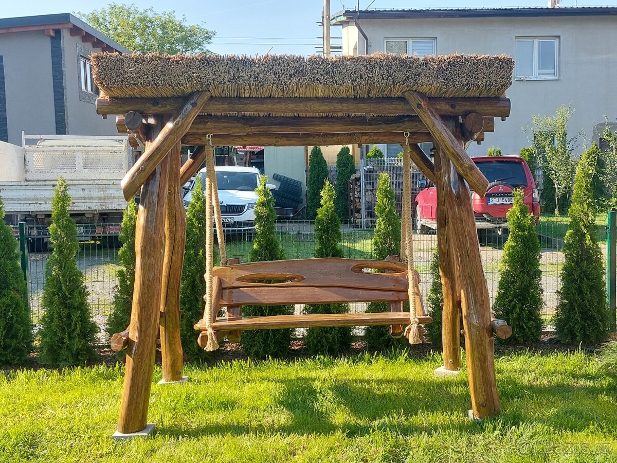 Dubová houpačka. Houpačka. Dřevěná houpačka.