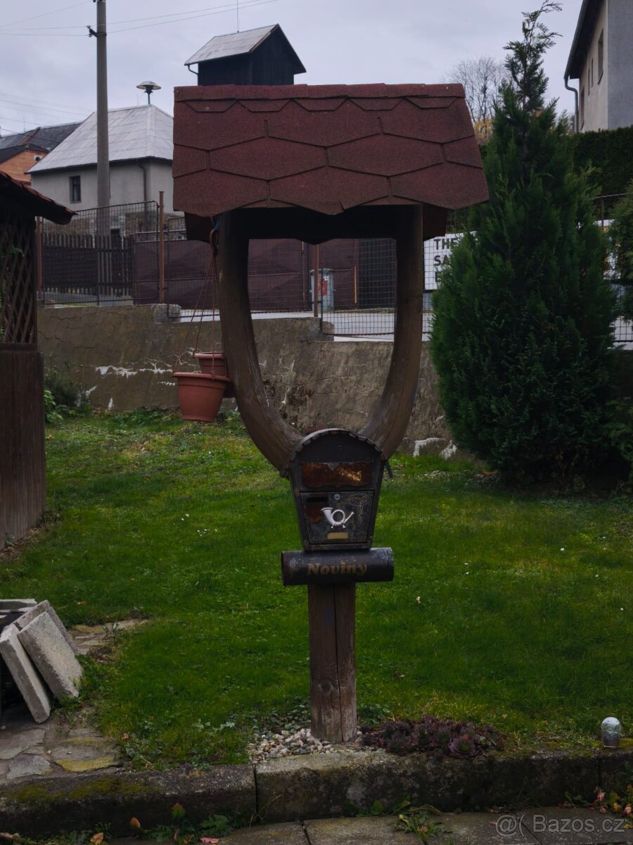 Vidle, držák - stojan schránky ze stříškou