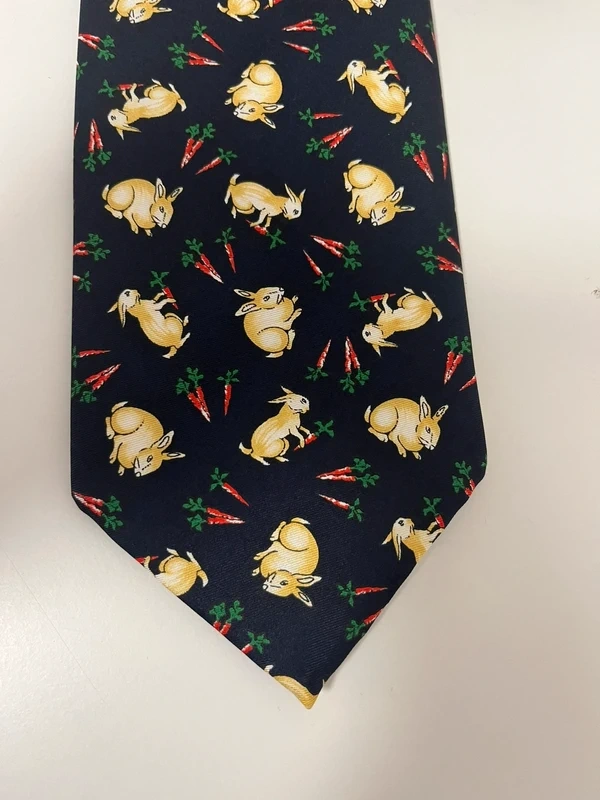 🥕🎩 Hodvábna Kravata so Vzorom Zajačikov a Mrkvy 🐰