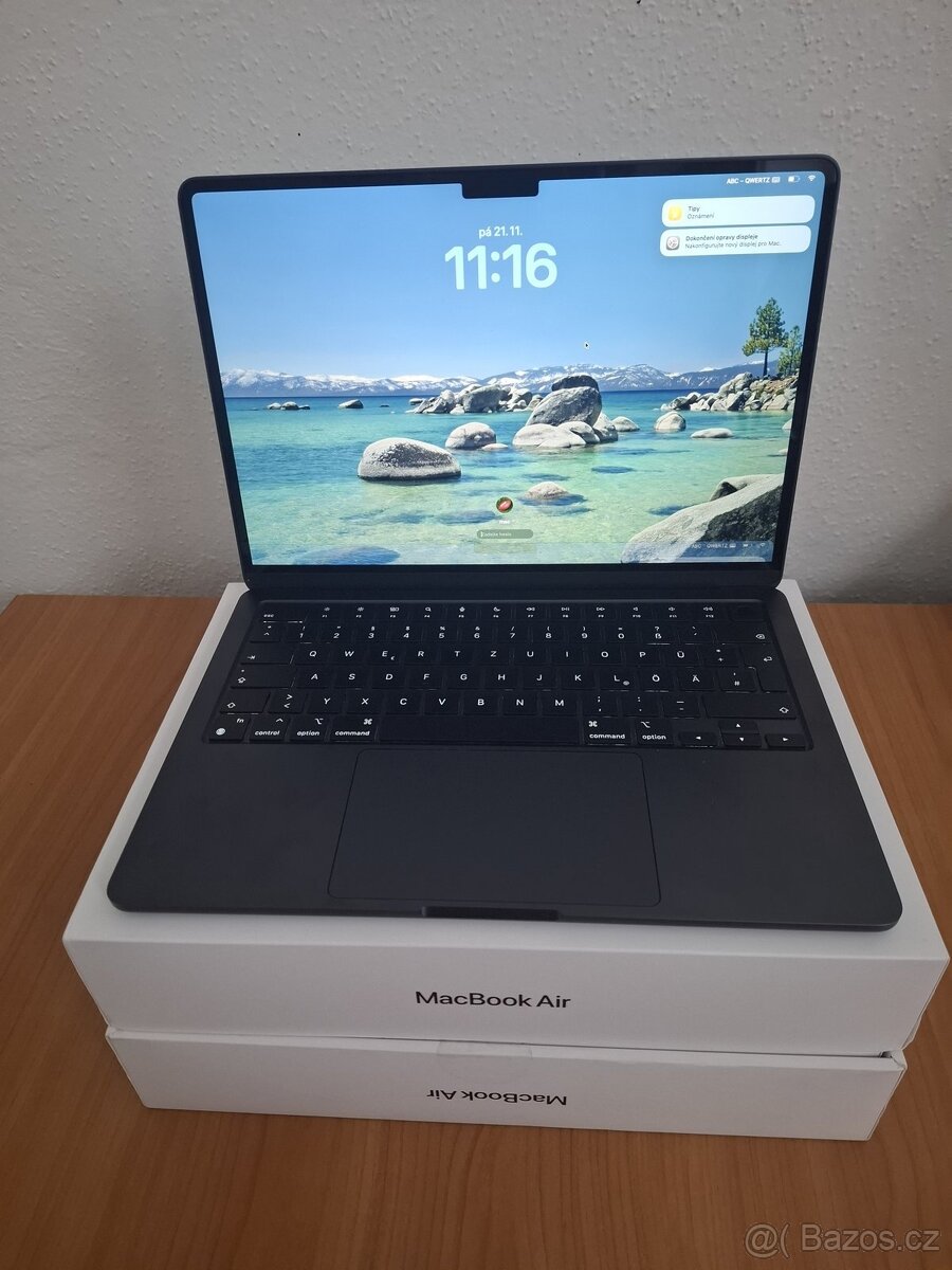Macbook Air 13 palců M2 chip 8 GB RAM 256 SSD 230 cyklů
