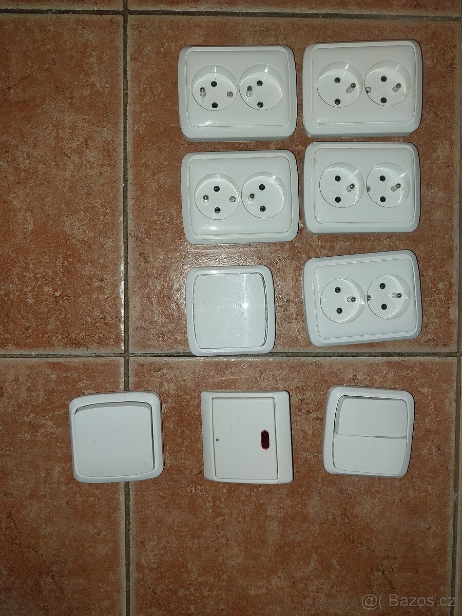 Zásuvky, vypínače