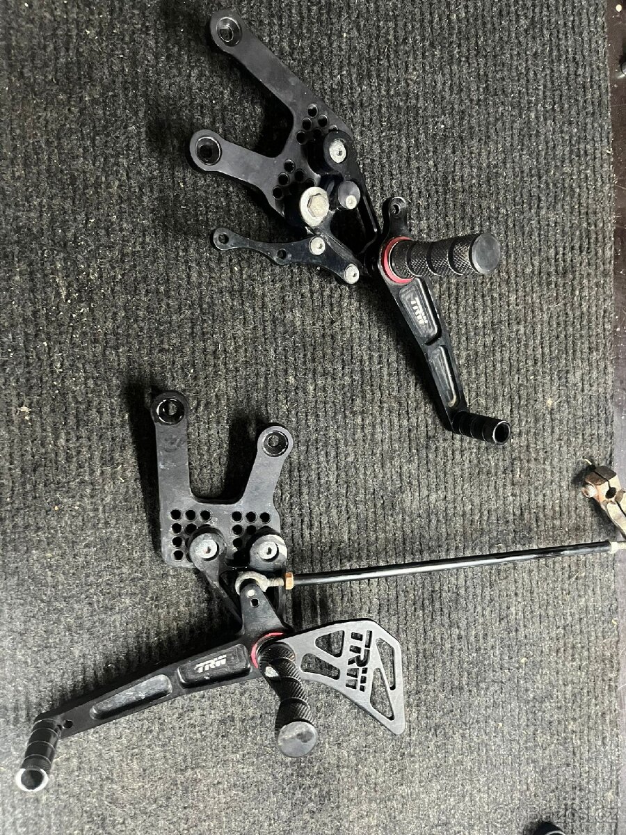 Nastavitelné stupacky yamaha yzfr 125 2008