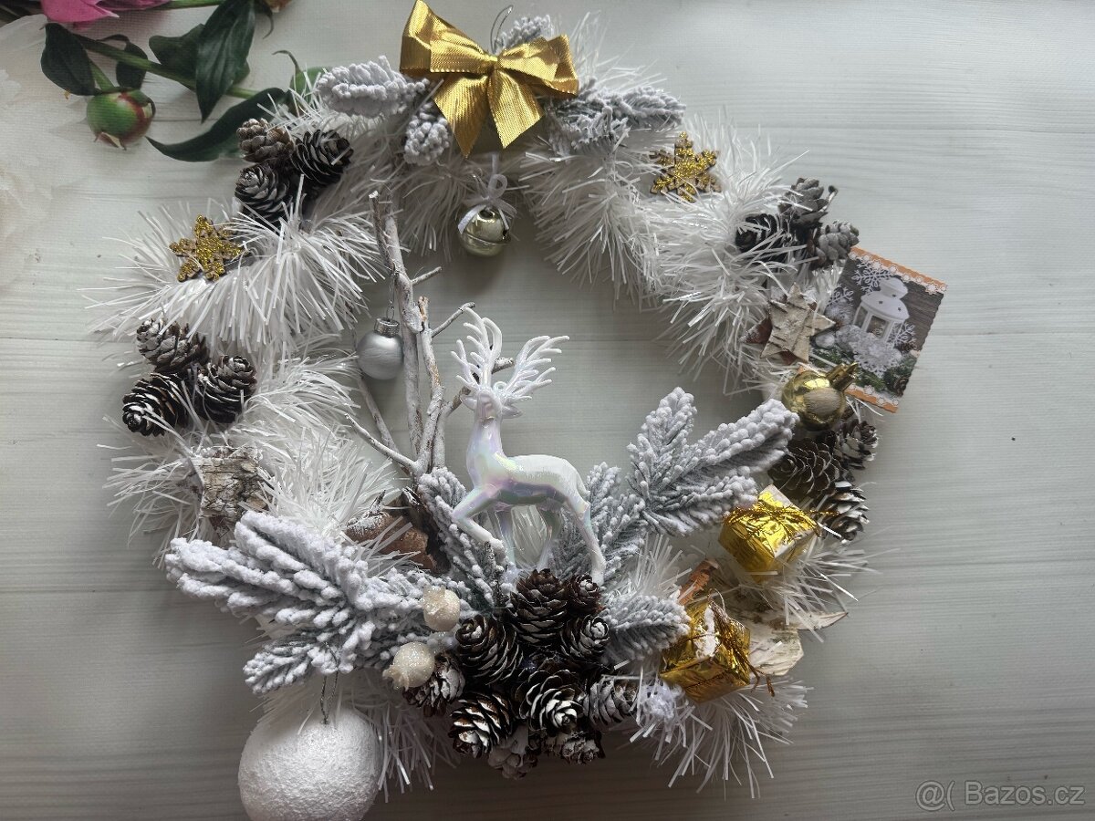 Vánoční věnec. Dekorace na Vánoce. Ozdoby na Vánoce.