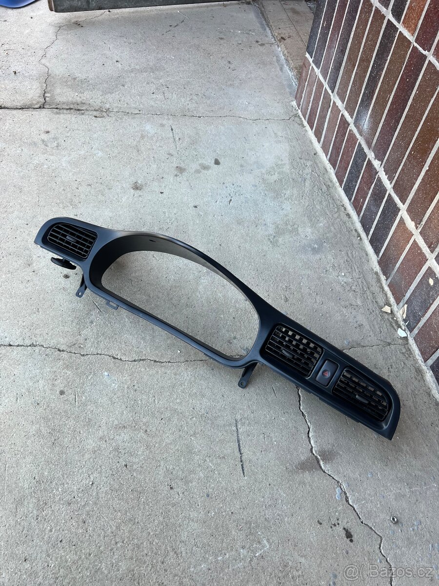 Plast kolem budíků Subaru Legacy bH