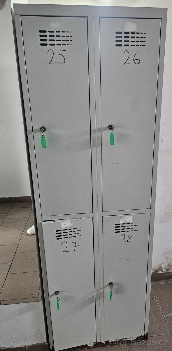 Plechová - Kovová šatní skříň šedá 4 boxy