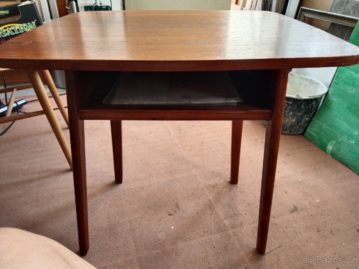 Starý televizní stolek