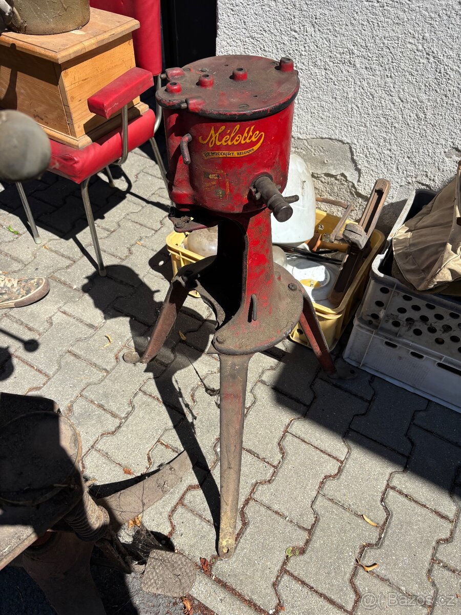 Stará odstředivka na mléko