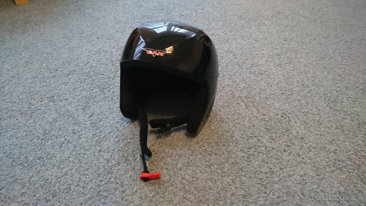 Lyžařská helma černá