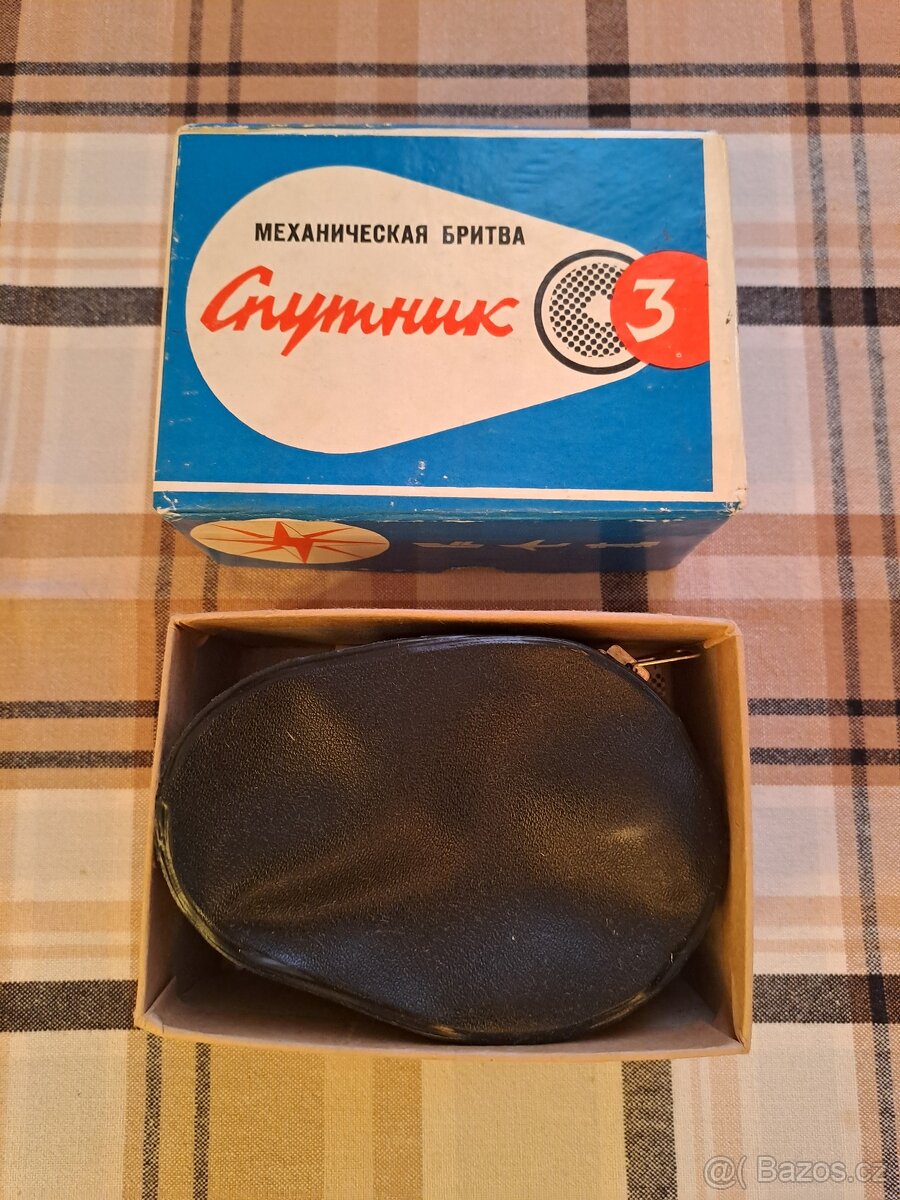 starý mechanický holicí strojek Sputnik 3