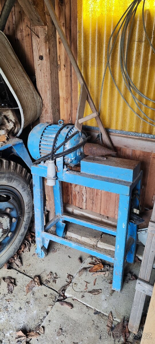 Kuželová štípačka na dříví