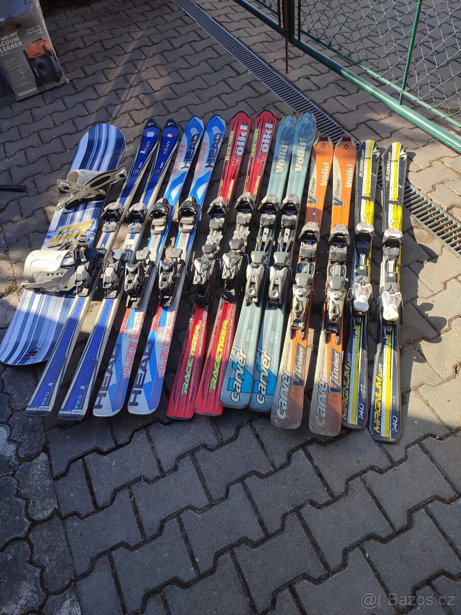 6sad lyží a jeden snowboard