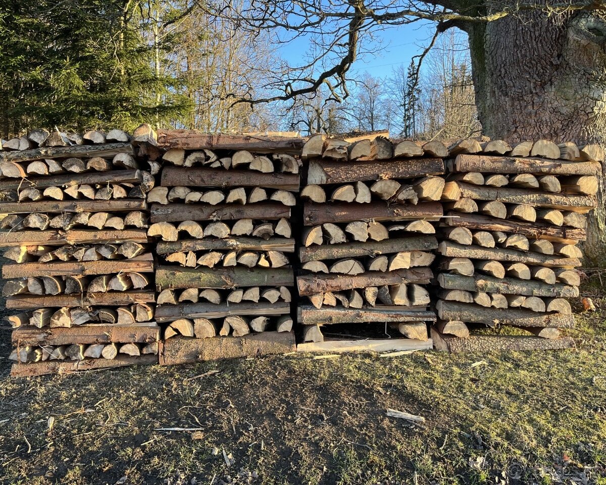 Smrk, štípané palivové dřevo z probírky lesa