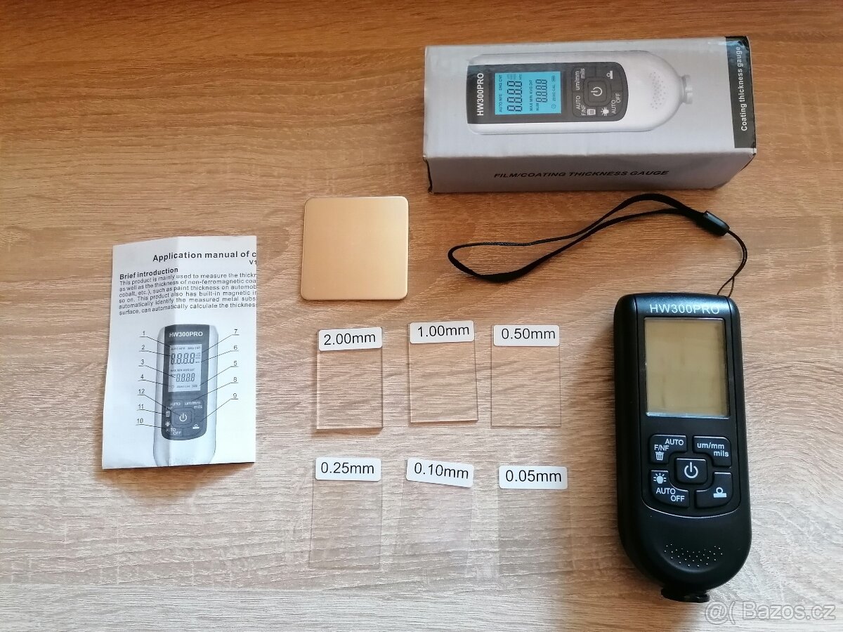 Digitální měřič tloušťky laku včetně kalibračních štítků