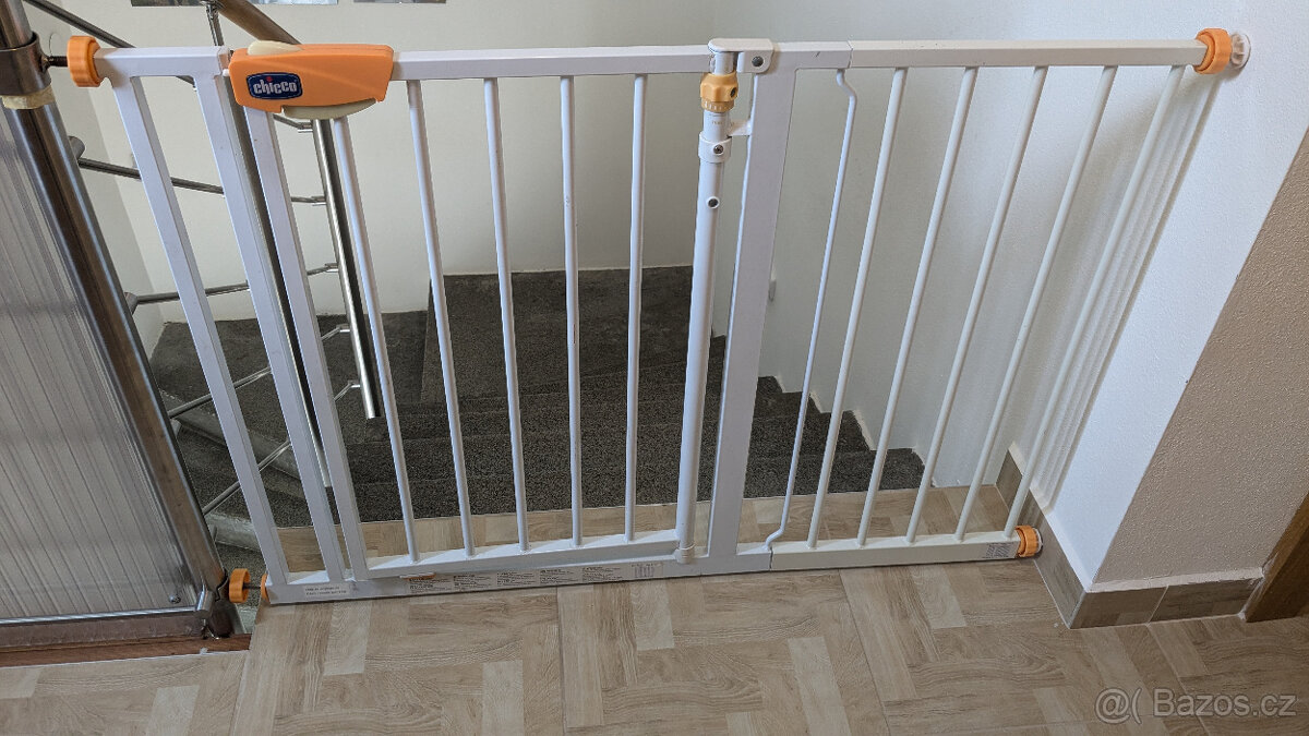 Dětská zábrana na schody/dveře včetně nerezového upevnění