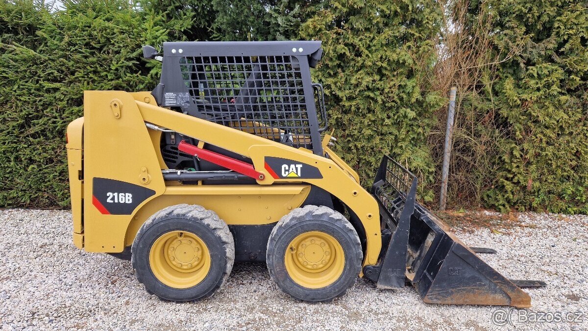 Pronájem, půjčení smykový kolový nakladač Cat 216B (3 tuny)
