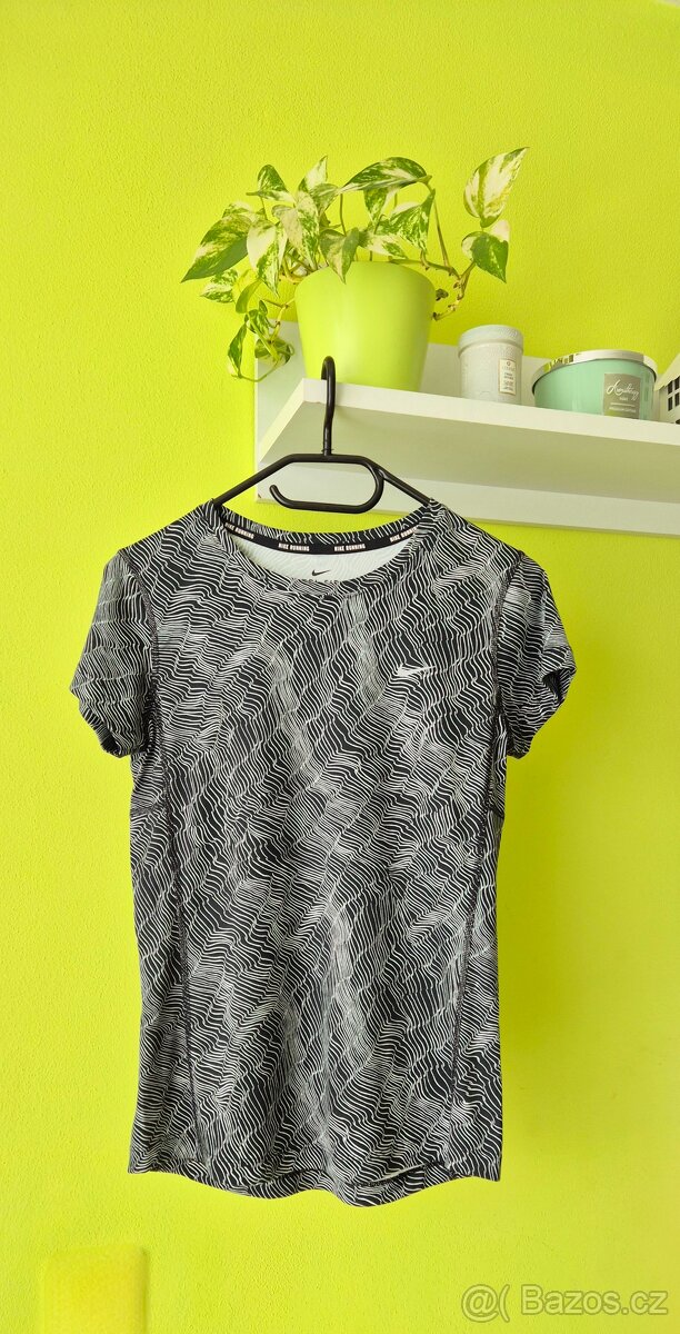 Černobílé dámské tričko Nike