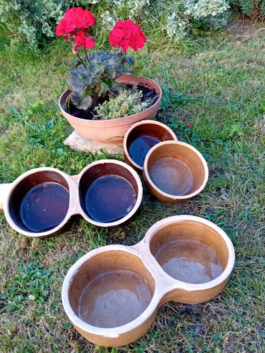 Keramická krmítka.