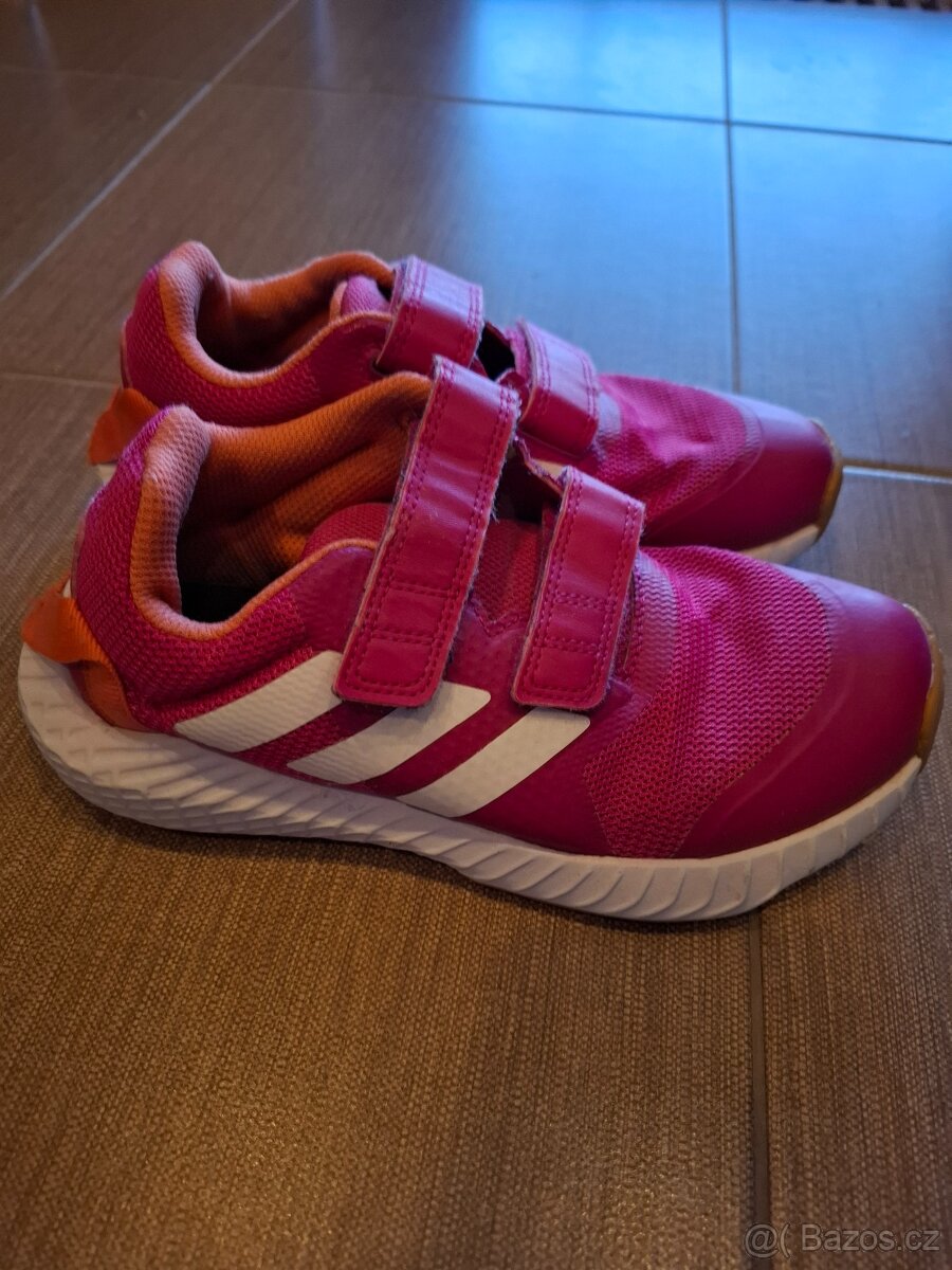 Dívčí halové boty Adidas vel. 34 v dobrém stavu